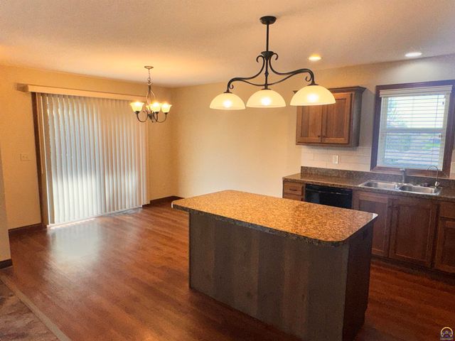 6005 SW 44th St, Topeka, KS 66610