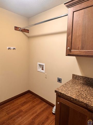 6005 SW 44th St, Topeka, KS 66610