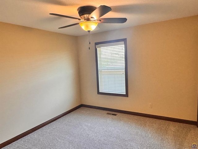 6005 SW 44th St, Topeka, KS 66610