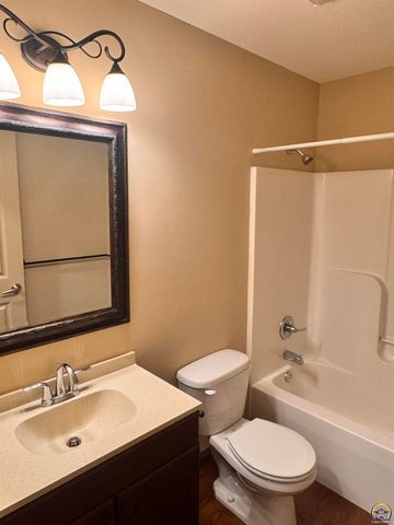 6005 SW 44th St, Topeka, KS 66610