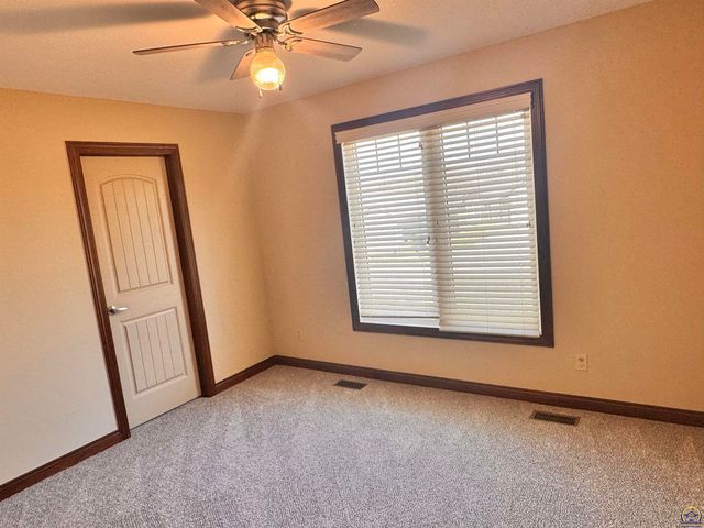 6005 SW 44th St, Topeka, KS 66610