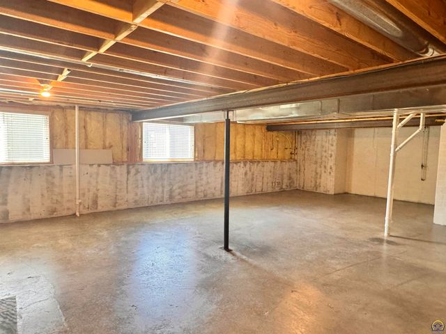 6005 SW 44th St, Topeka, KS 66610