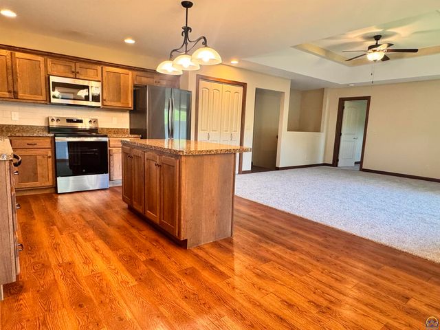 6005 SW 44th St, Topeka, KS 66610
