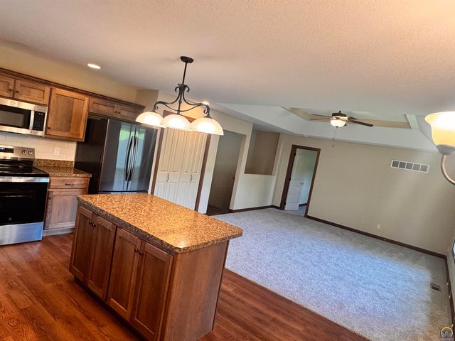 6005 SW 44th St, Topeka, KS 66610