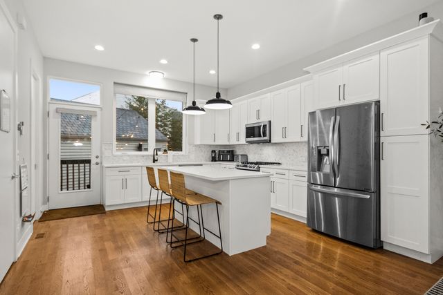 4419 W Waveland Avenue, Chicago, IL 60641