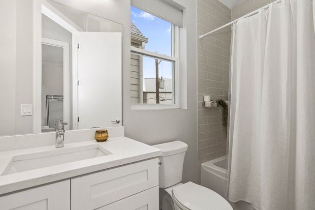 4419 W Waveland Avenue, Chicago, IL 60641