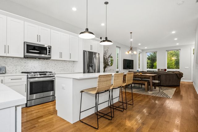 4419 W Waveland Avenue, Chicago, IL 60641