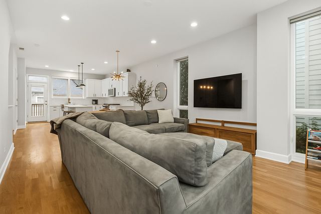 4419 W Waveland Avenue, Chicago, IL 60641