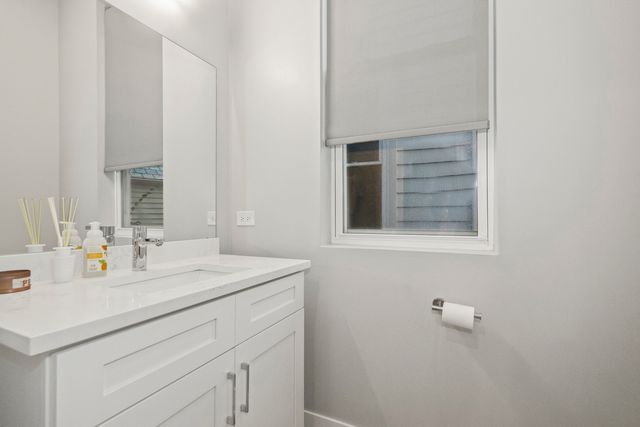 4419 W Waveland Avenue, Chicago, IL 60641