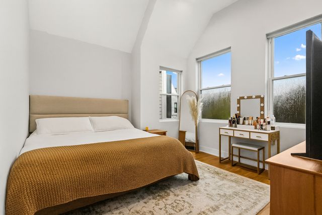 4419 W Waveland Avenue, Chicago, IL 60641