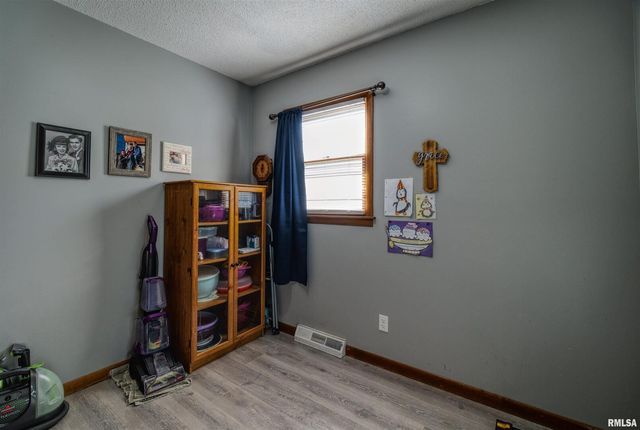 872 5TH Avenue N, Clinton, IA 52732