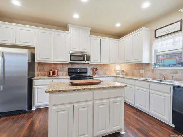 225 Greenway Dr, Seguin, TX 78155