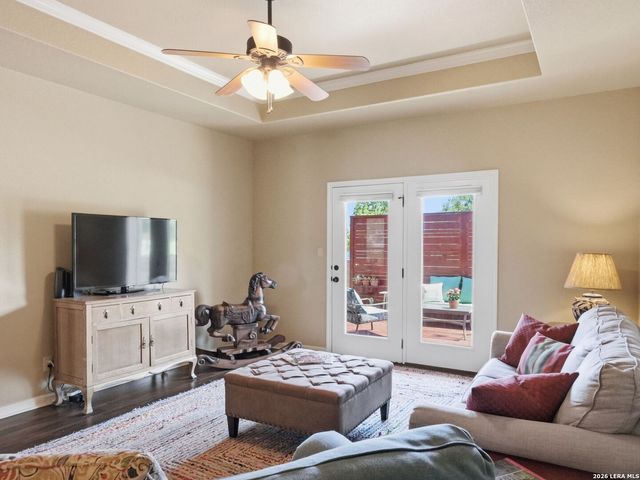 225 Greenway Dr, Seguin, TX 78155