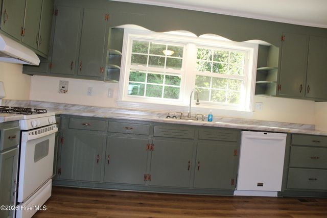 3049 Catherine Lake Road, Richlands, NC 28574