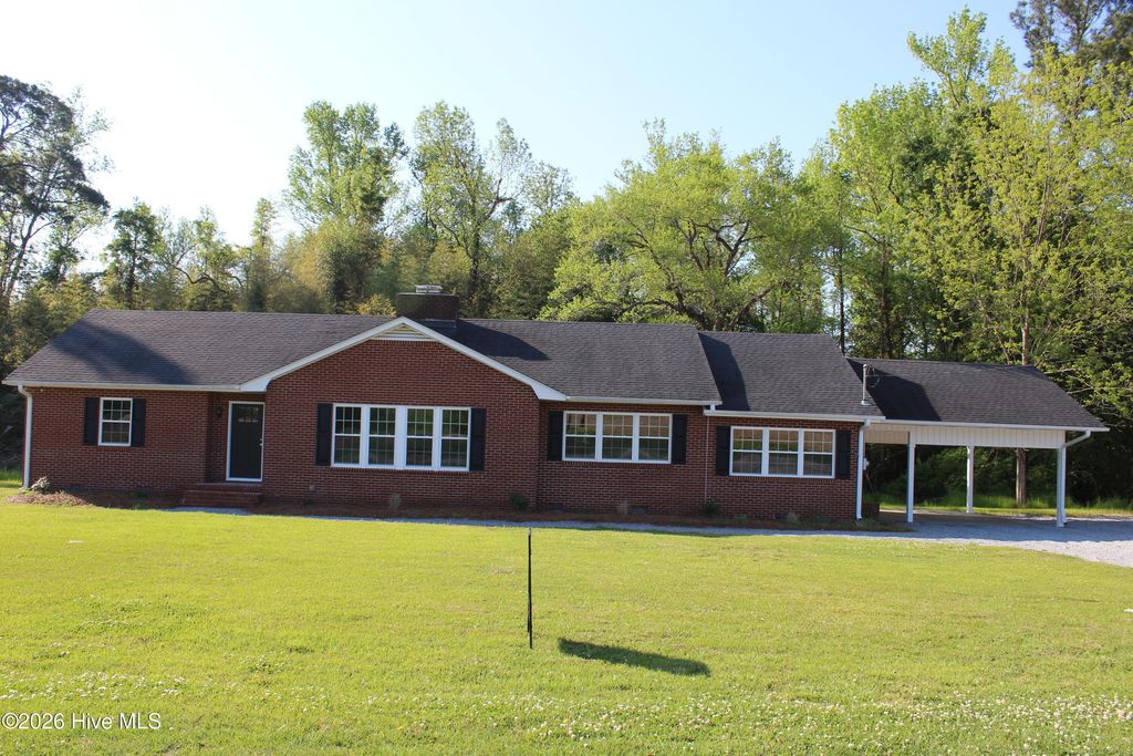 3049 Catherine Lake Road, Richlands, NC 28574