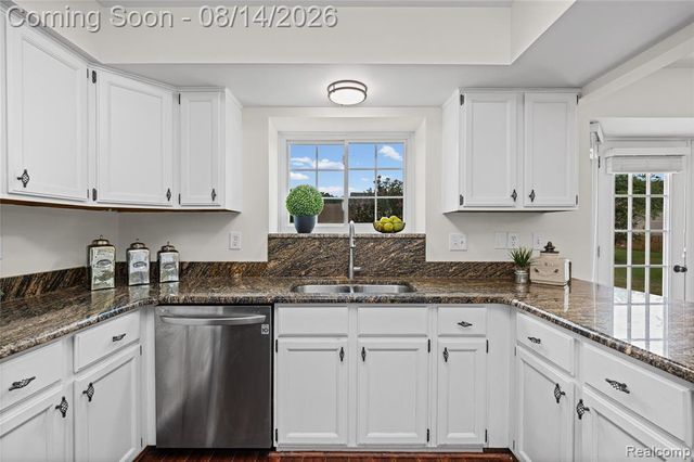 47197 Scarlet Drive, Novi, MI 48374