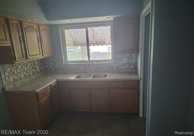 9527 Mettetal Street, Detroit, MI 48227