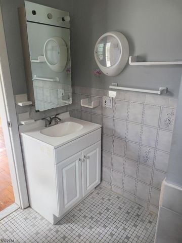 614 10Th St, Lyndhurst Twp., NJ 07071