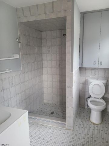 614 10Th St, Lyndhurst Twp., NJ 07071