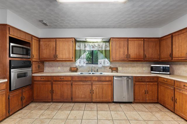 455 Robins LN, Bertram, TX 78605