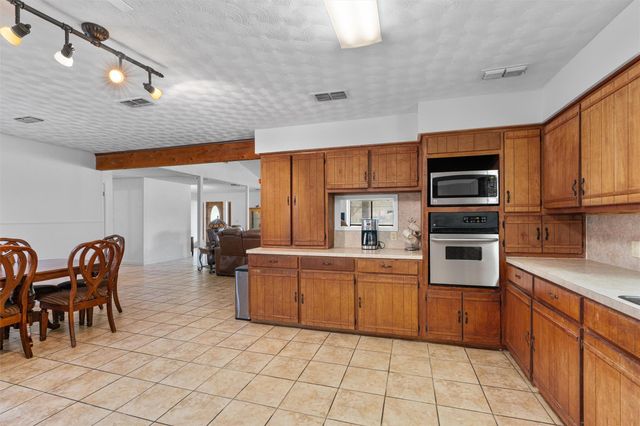 455 Robins LN, Bertram, TX 78605
