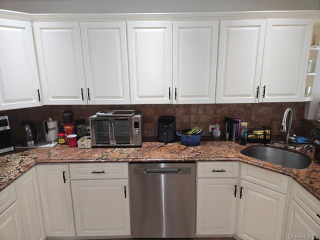 10 Bainbridge Avenue, Melville, NY 11747