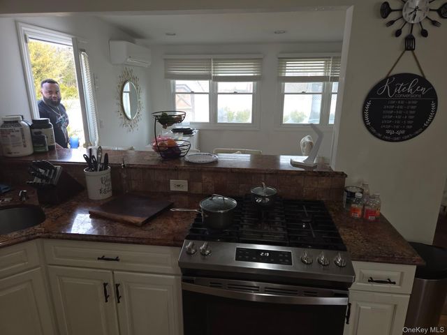 10 Bainbridge Avenue, Melville, NY 11747