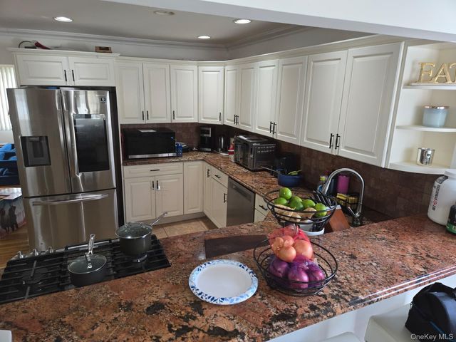 10 Bainbridge Avenue, Melville, NY 11747