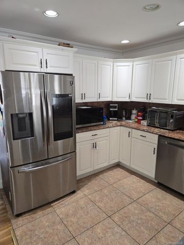 10 Bainbridge Avenue, Melville, NY 11747