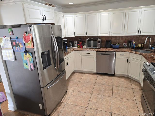 10 Bainbridge Avenue, Melville, NY 11747