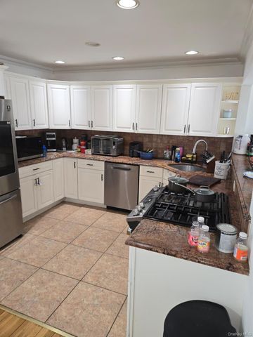 10 Bainbridge Avenue, Melville, NY 11747