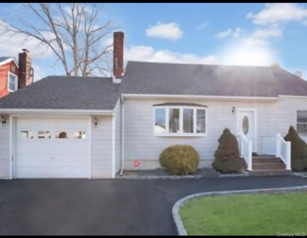 10 Bainbridge Avenue, Melville, NY 11747