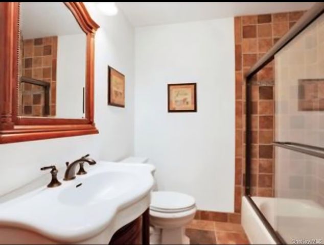 10 Bainbridge Avenue, Melville, NY 11747