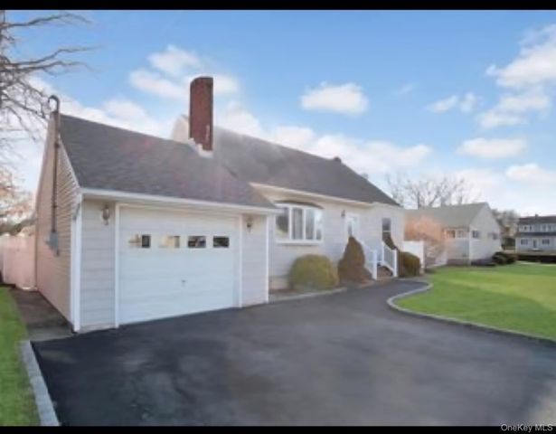 10 Bainbridge Avenue, Melville, NY 11747