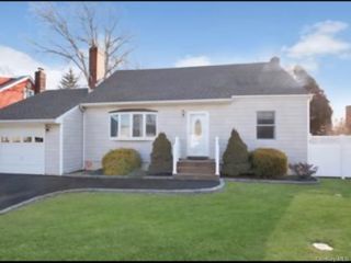 10 Bainbridge Avenue, Melville, NY 11747