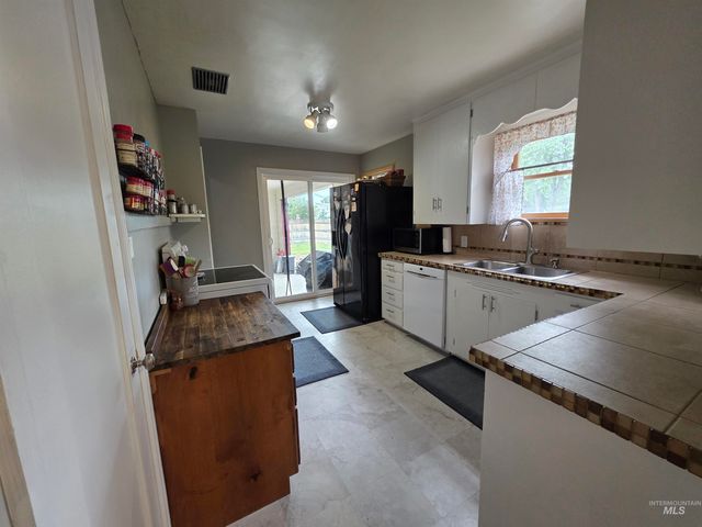 161 8th Ave E, Twin Falls, ID 83301