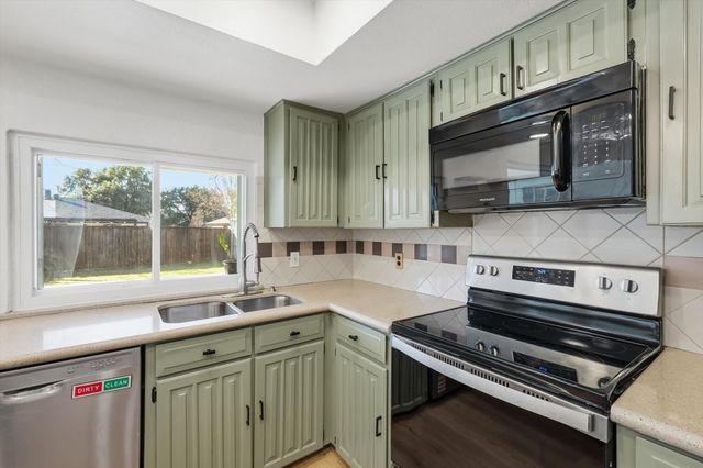 1404 Storm Court E, Bedford, TX 76022