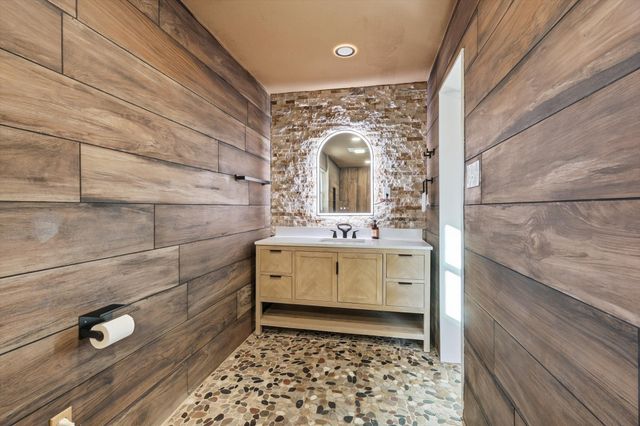 1404 Storm Court E, Bedford, TX 76022