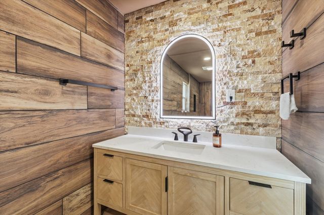 1404 Storm Court E, Bedford, TX 76022