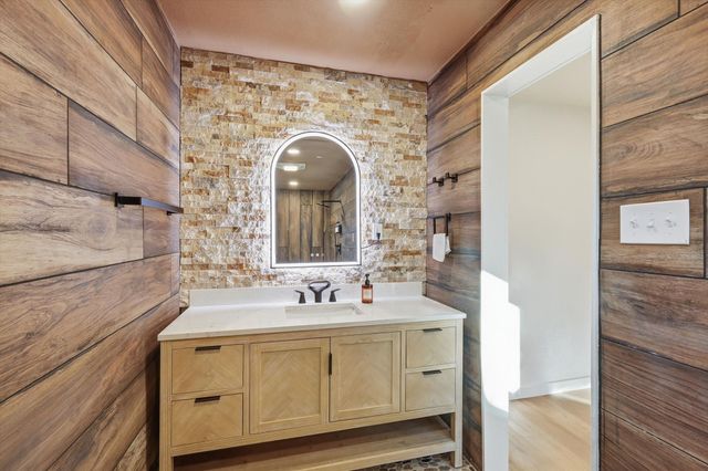 1404 Storm Court E, Bedford, TX 76022