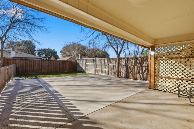 1404 Storm Court E, Bedford, TX 76022