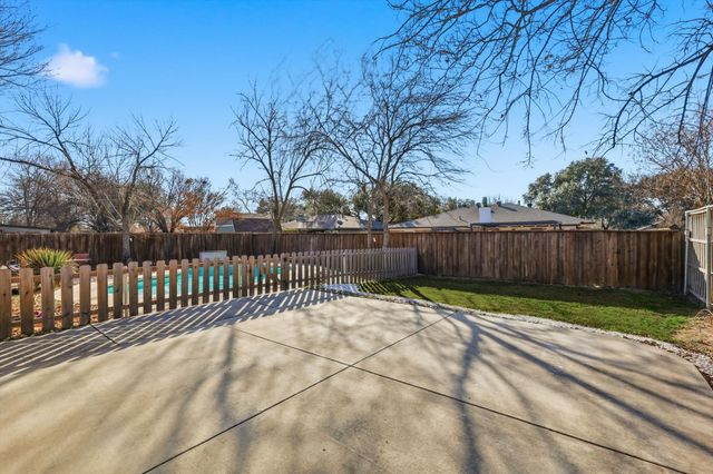 1404 Storm Court E, Bedford, TX 76022