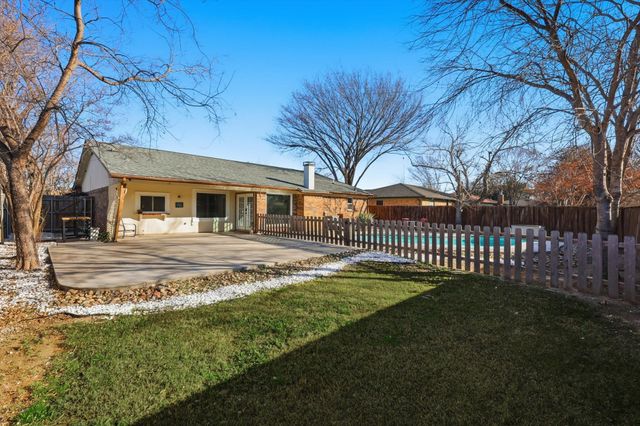 1404 Storm Court E, Bedford, TX 76022