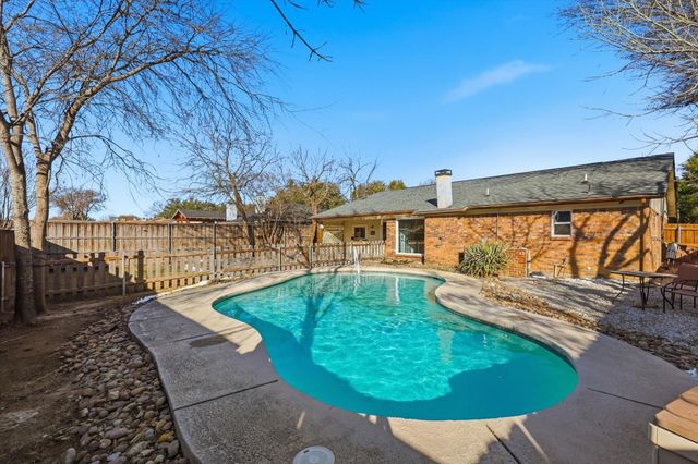 1404 Storm Court E, Bedford, TX 76022