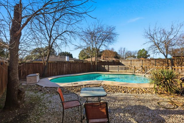 1404 Storm Court E, Bedford, TX 76022