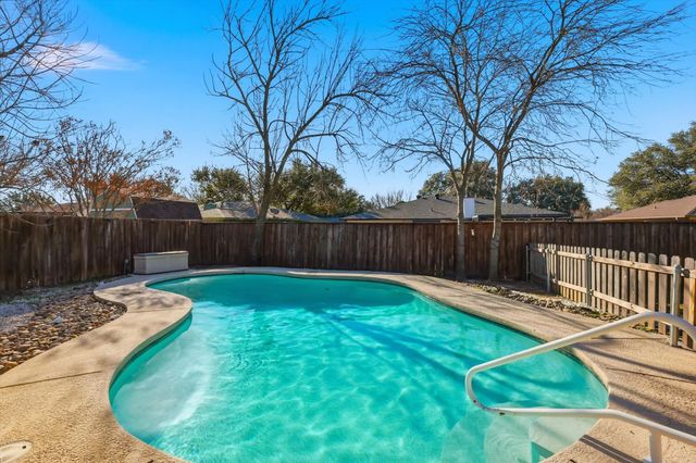 1404 Storm Court E, Bedford, TX 76022
