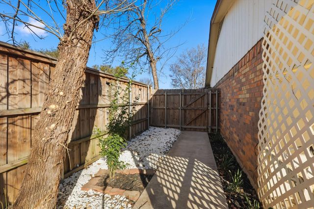 1404 Storm Court E, Bedford, TX 76022