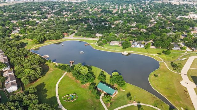 1404 Storm Court E, Bedford, TX 76022