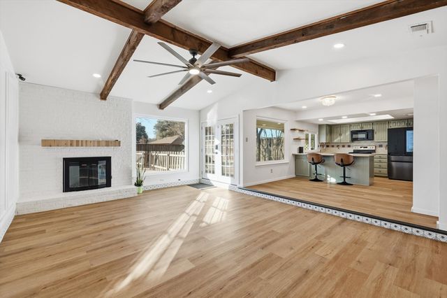 1404 Storm Court E, Bedford, TX 76022