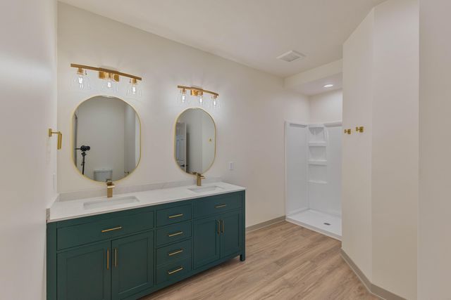 712 LINDBERG Drive, Council Bluffs, IA 51503